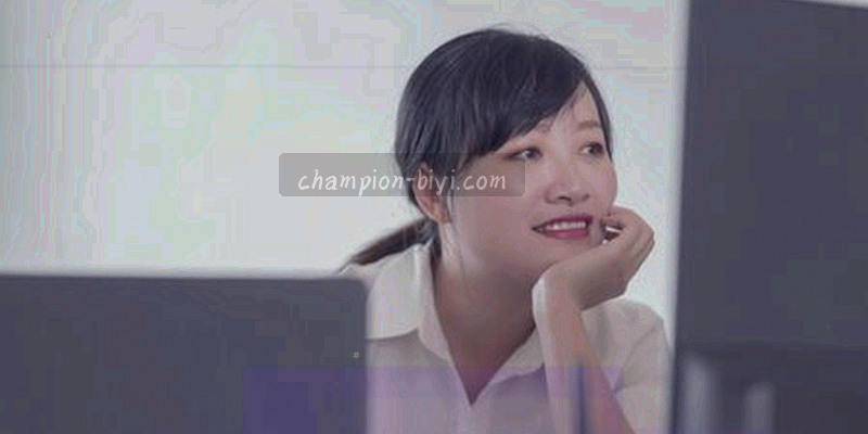 大屏与小屏站点布局对比图：左为多列卡片墙与标签云并排，右为单列卡片与横向滑轨